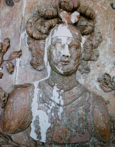 Il restauro dei 12 Medaglioni lignei raffiguranti la dinastia Savoia. 