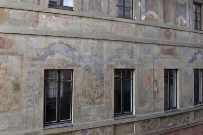 Gli affreschi sulle facciate esterne di Palazzo Sambuy. 